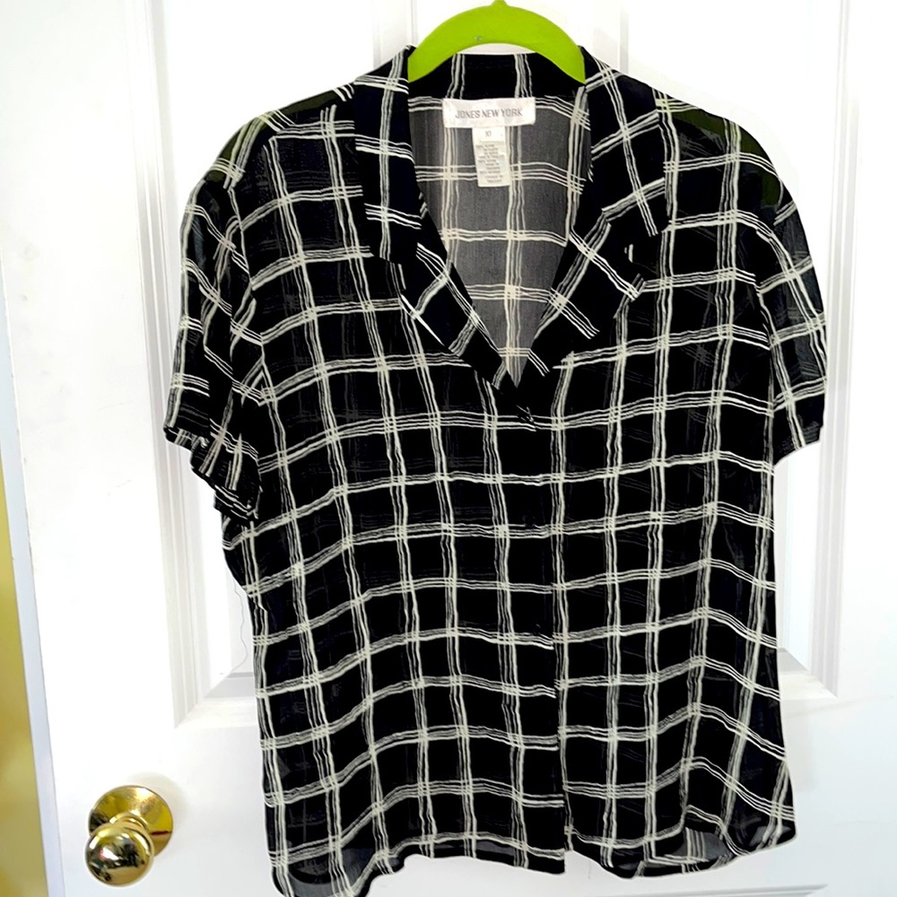 Vintage Women’s Jones New York Short Sleeve Blouse. Size 10. Black and white